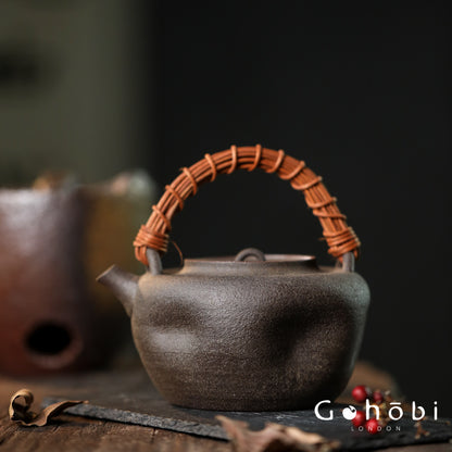 Gohobi Nanbanyaki Fireplace Teapot – Collector’s Wabi-Sabi Beam-Lifted Kettle (800ml)