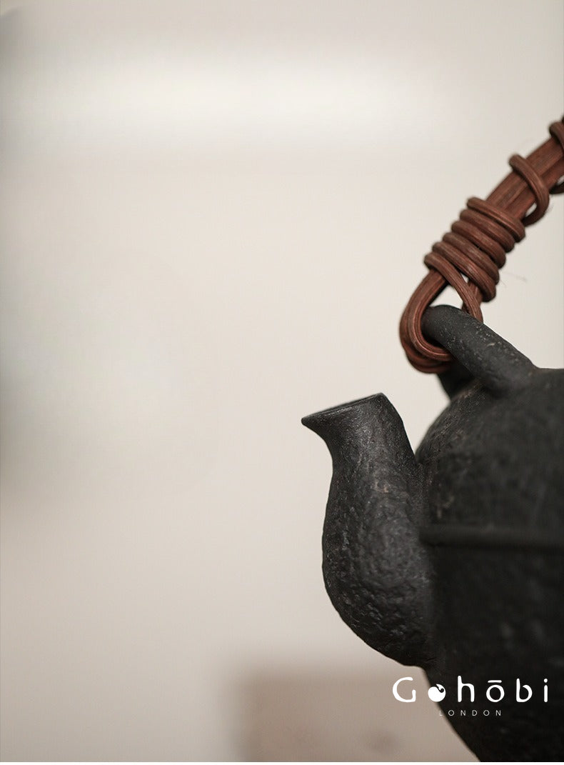 Gohobi Iron-Feeling Black Glaze Teapot – Pure Handmade Dual-Purpose Heat-Resistant Kettle (900ml)