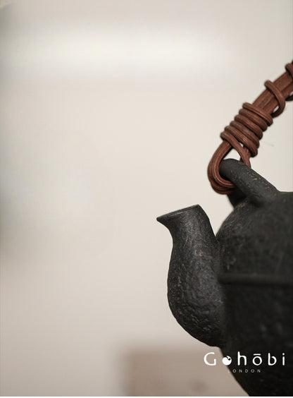 Gohobi Iron-Feeling Black Glaze Teapot – Pure Handmade Dual-Purpose Heat-Resistant Kettle (900ml)