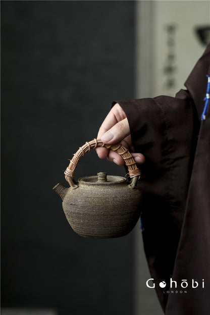 Gohobi Old Rock Mud Charcoal Teapot – Pure Handmade Coarse Pottery Kettle with Bamboo & Copper Beam (600ml)