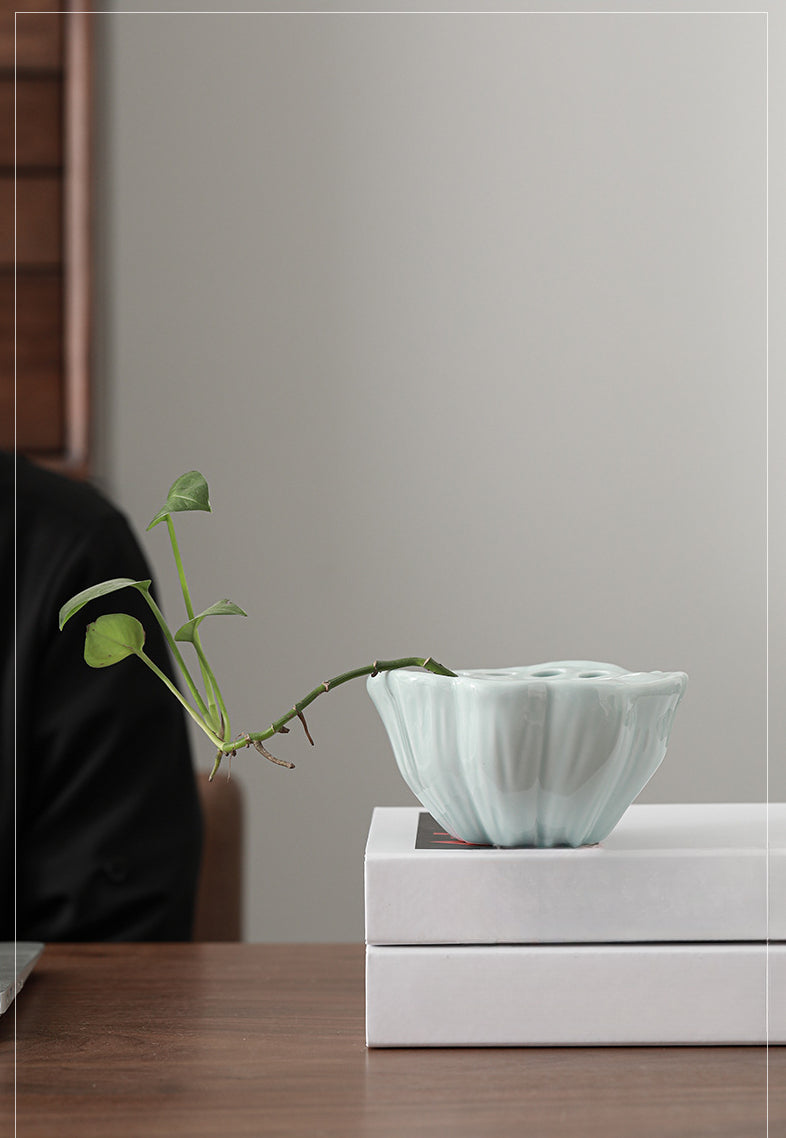 Gohobi Japanese Style Lotus White and Blue Table Vase