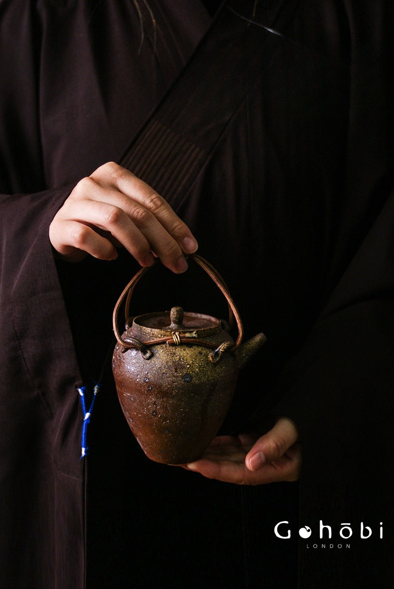 Gohobi Heat-Resistant Old Rock Mud Boiling Teapot – Coarse Pottery Beam-Lifted Stove Kettle (560ml)