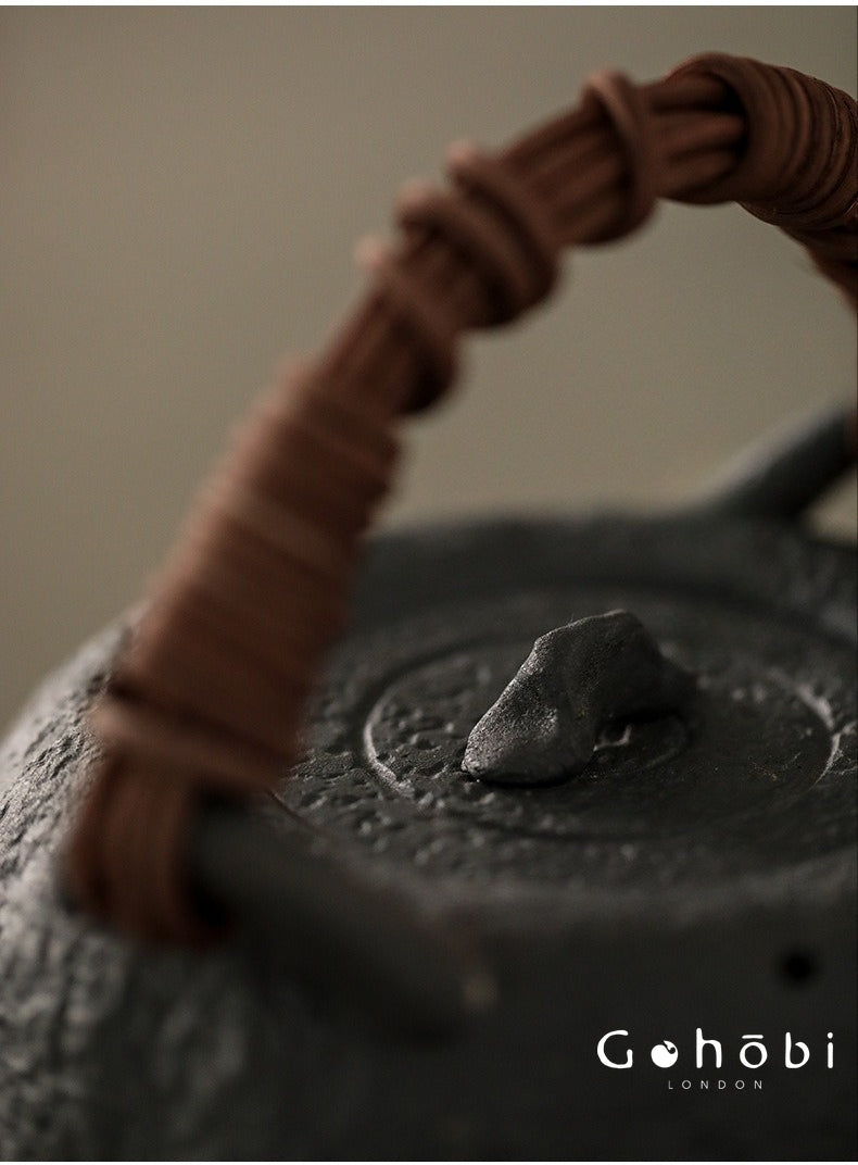 Gohobi Iron-Feeling Black Glaze Teapot – Pure Handmade Dual-Purpose Heat-Resistant Kettle (900ml)