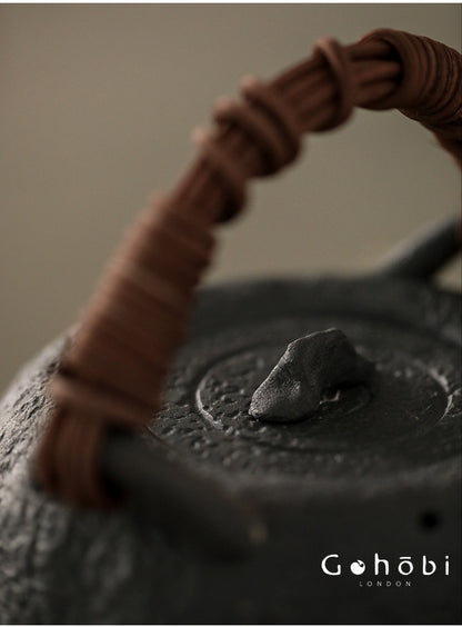 Gohobi Iron-Feeling Black Glaze Teapot – Pure Handmade Dual-Purpose Heat-Resistant Kettle (900ml)