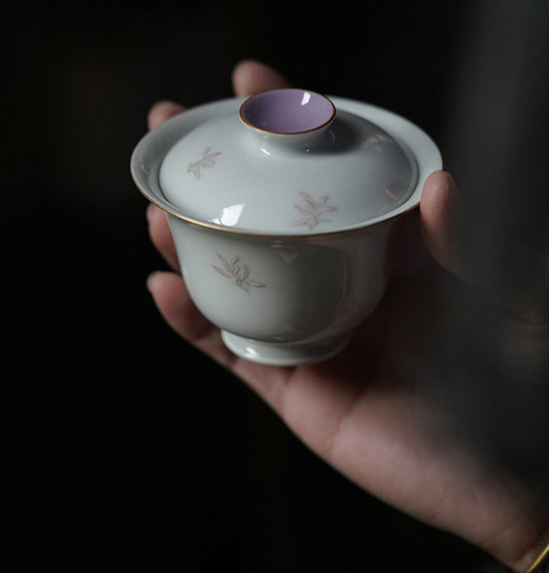[賦山敘 x Gohobi] “Dusky Purple Orchid” Gaiwan – Handmade Jingdezhen Ceramic Tea Bowl with Heat-Resistant Design