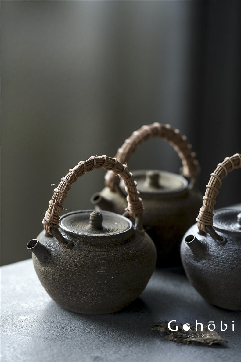Gohobi Old Rock Mud Charcoal Teapot – Pure Handmade Coarse Pottery Kettle with Bamboo & Copper Beam (600ml)