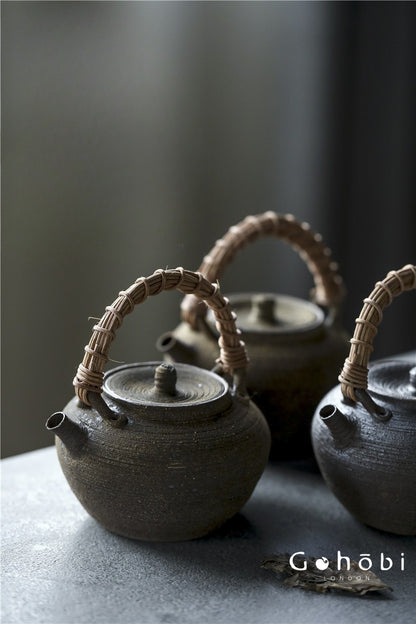 Gohobi Old Rock Mud Charcoal Teapot – Pure Handmade Coarse Pottery Kettle with Bamboo & Copper Beam (600ml)