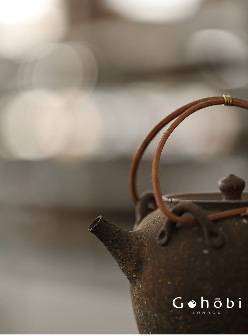 Gohobi Heat-Resistant Old Rock Mud Boiling Teapot – Coarse Pottery Beam-Lifted Stove Kettle (560ml)