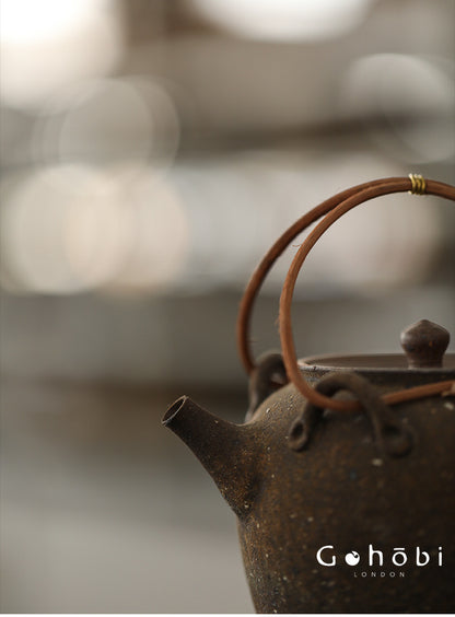 Gohobi Heat-Resistant Old Rock Mud Boiling Teapot – Coarse Pottery Beam-Lifted Stove Kettle (560ml)