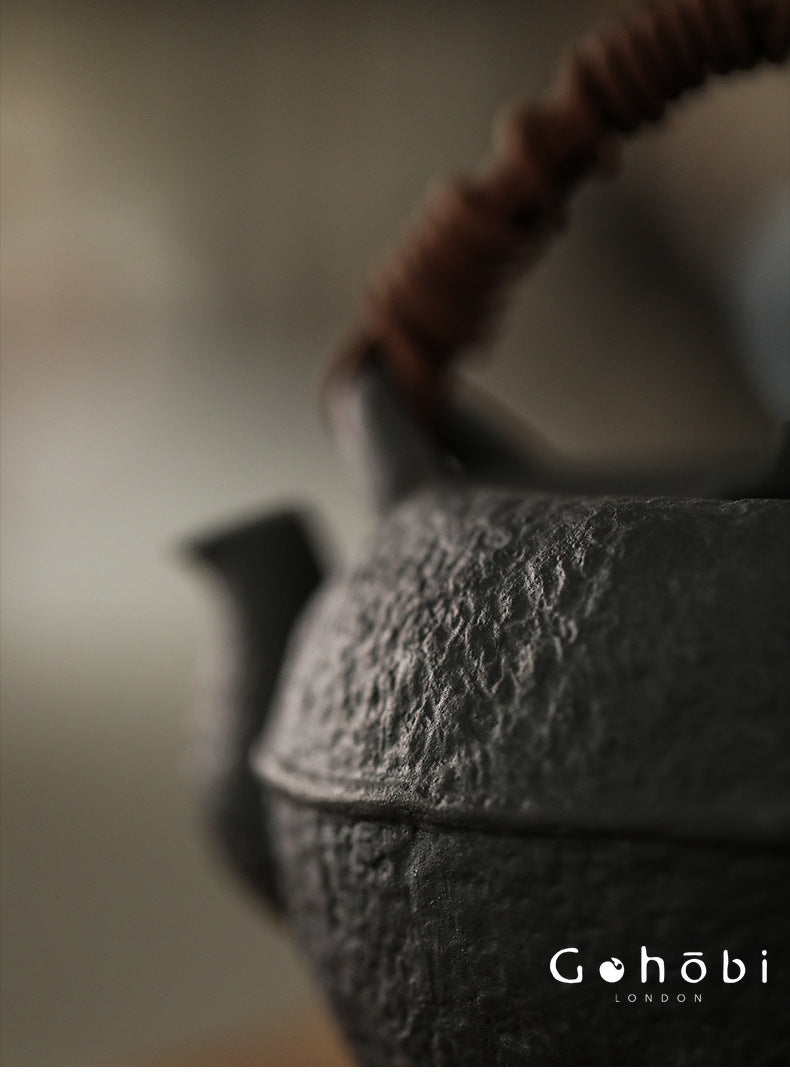 Gohobi Iron-Feeling Black Glaze Teapot – Pure Handmade Dual-Purpose Heat-Resistant Kettle (900ml)
