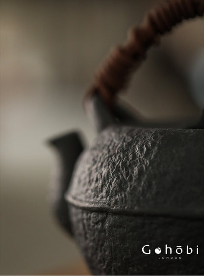 Gohobi Iron-Feeling Black Glaze Teapot – Pure Handmade Dual-Purpose Heat-Resistant Kettle (900ml)
