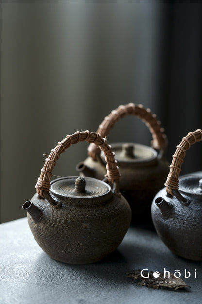 Gohobi Old Rock Mud Charcoal Teapot – Pure Handmade Coarse Pottery Kettle with Bamboo & Copper Beam (600ml)