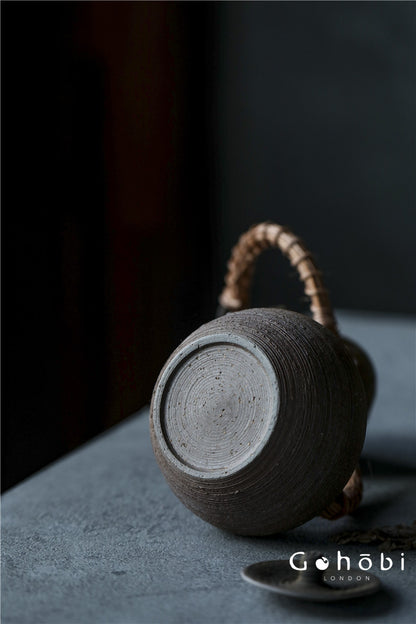Gohobi Old Rock Mud Charcoal Teapot – Pure Handmade Coarse Pottery Kettle with Bamboo & Copper Beam (600ml)