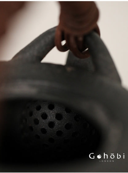 Gohobi Iron-Feeling Black Glaze Teapot – Pure Handmade Dual-Purpose Heat-Resistant Kettle (900ml)