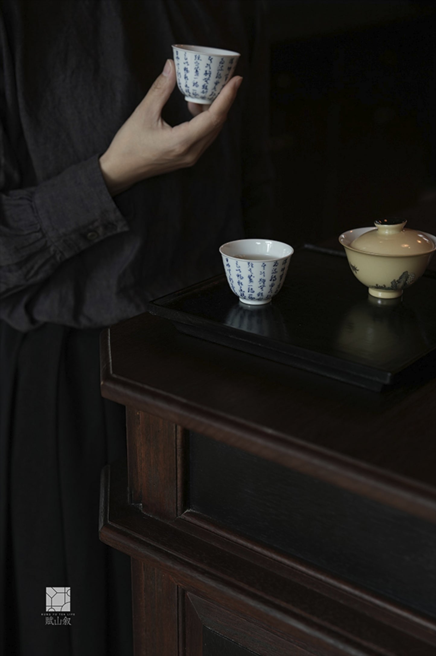 [賦山敘 x Gohobi] "Lanting Xu" Blue and White Calligraphy Tea Cup – Hand-Painted Jingdezhen Porcelain Gongfu Master Cup