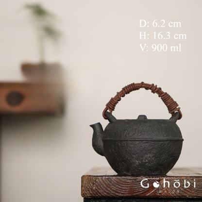 Gohobi Iron-Feeling Black Glaze Teapot – Pure Handmade Dual-Purpose Heat-Resistant Kettle (900ml)