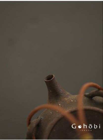 Gohobi Heat-Resistant Old Rock Mud Boiling Teapot – Coarse Pottery Beam-Lifted Stove Kettle (560ml)