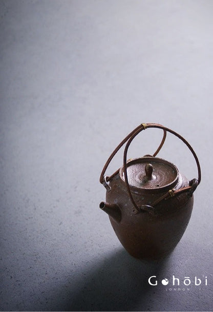 Gohobi Heat-Resistant Old Rock Mud Boiling Teapot – Coarse Pottery Beam-Lifted Stove Kettle (560ml)