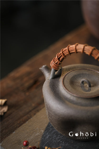 Gohobi Nanbanyaki Fireplace Teapot – Collector’s Wabi-Sabi Beam-Lifted Kettle (800ml)