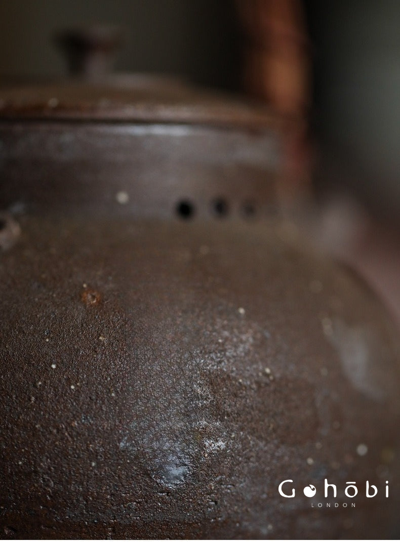 Gohobi Old Rock Mud Beam-Lifted Teapot – Handmade Coarse Pottery Kettle (580ml)