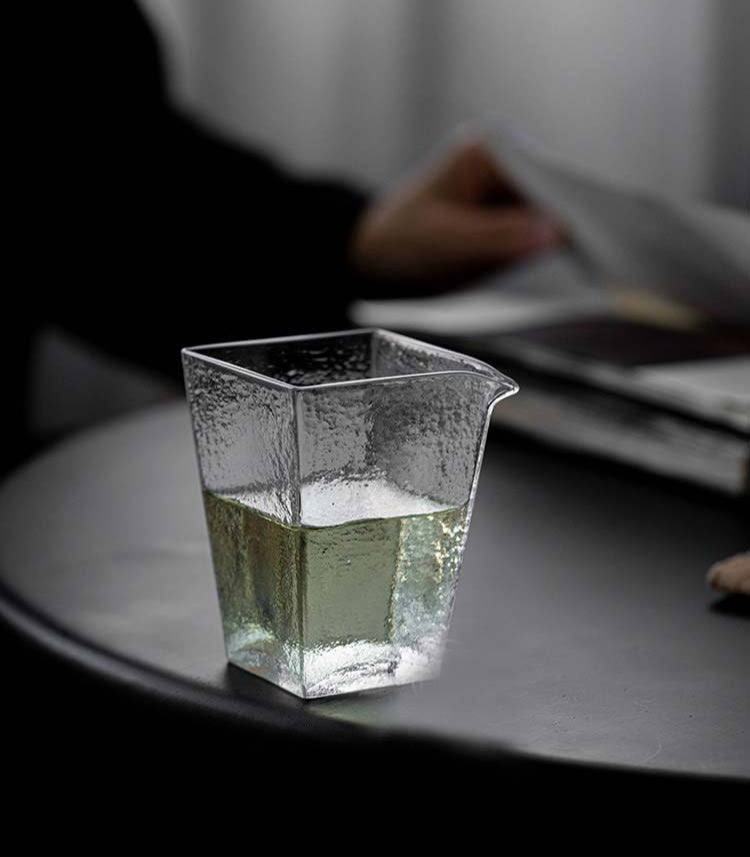 Pichet carré en verre fait main Gohobi