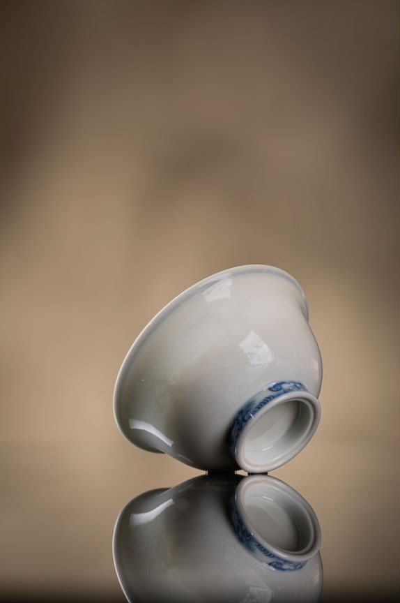 [清本源 x Gohobi Gallery] Blue-and-White Sea Dragon Pattern with Sweet White Glaze and Subtle Carved Ocean Cliff Small Tea Cup