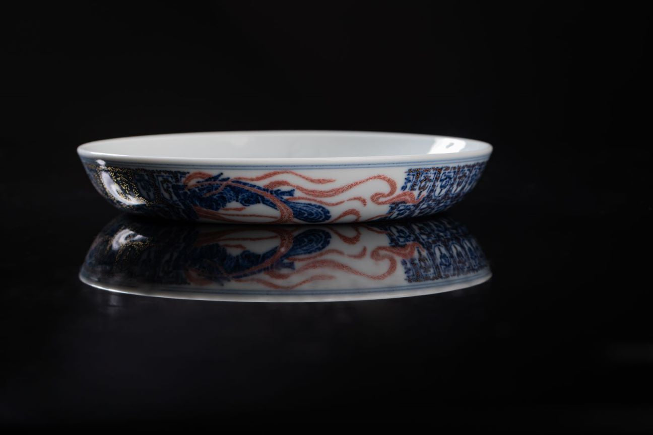 [清本源 x Gohobi Gallery] Blue-and-White Sea Water Pattern with Flying Heavenly Beings and Thousand Buddhas Apple Dish