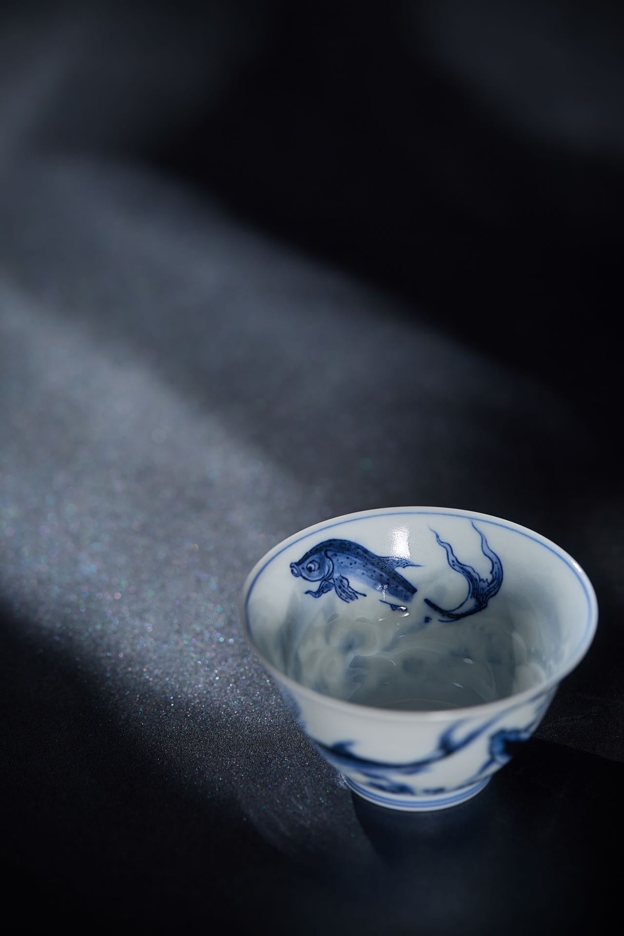 [清本源 x Gohobi Gallery] Gohobi Blue-and-White Stencil Ray Fish and Aquatic Scene Cup