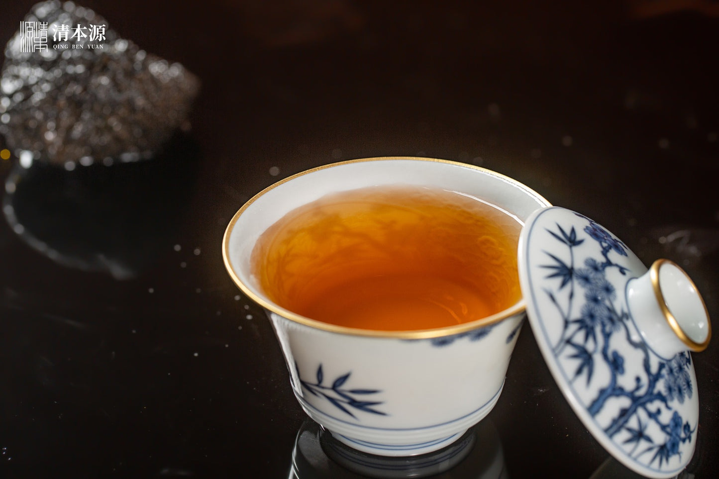 [清本源 x Gohobi Gallery] Open-Window Pine, Bamboo, and Plum Blue-and-White Hoofed Lid Gaiwan