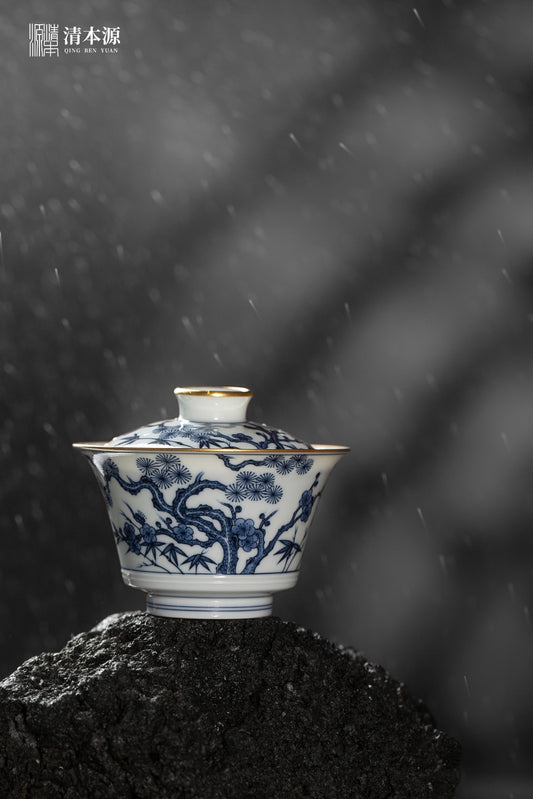 [清本源 x Gohobi Gallery] Open-Window Pine, Bamboo, and Plum Blue-and-White Hoofed Lid Gaiwan