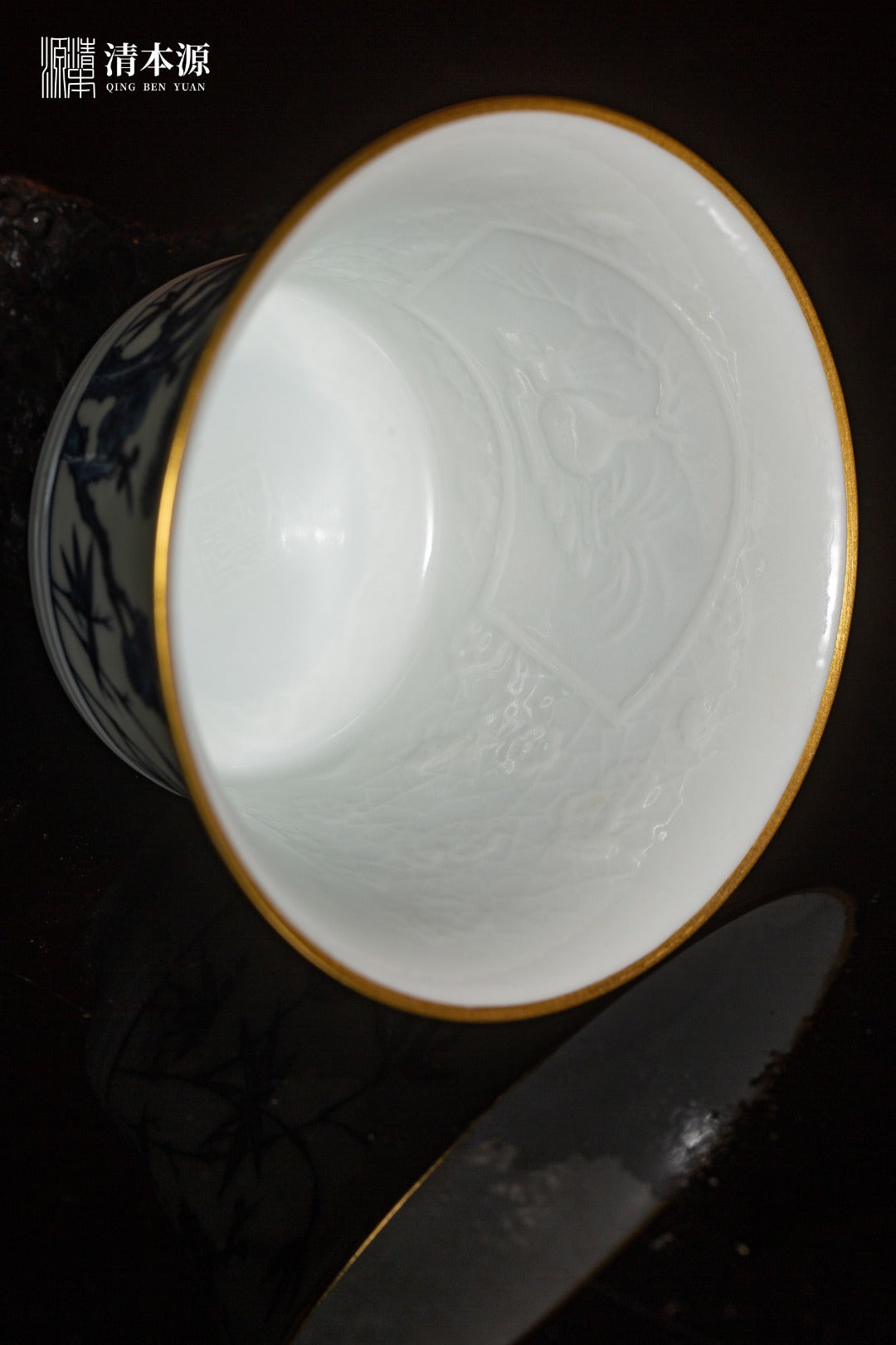 [清本源 x Gohobi Gallery] Open-Window Pine, Bamboo, and Plum Blue-and-White Hoofed Lid Gaiwan