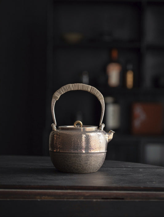 [蔓生敘古x Chingshui Tang] Chūzaburō Knife-Handle Silver Teapot – Japanese-Inspired Handcrafted Silver Teaware with Blade-Inspired Grip