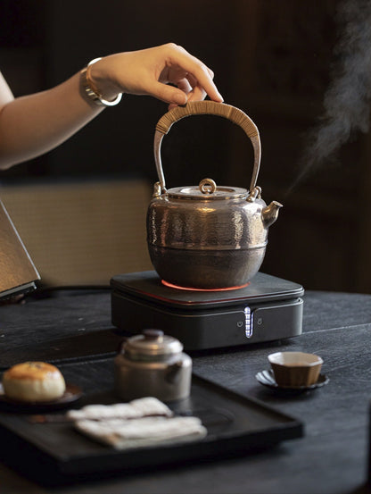 [蔓生敘古x Chingshui Tang] Chūzaburō Knife-Handle Silver Teapot – Japanese-Inspired Handcrafted Silver Teaware with Blade-Inspired Grip