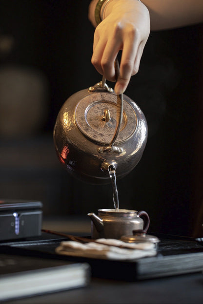 [蔓生敘古x Chingshui Tang] Chūzaburō Knife-Handle Silver Teapot – Japanese-Inspired Handcrafted Silver Teaware with Blade-Inspired Grip