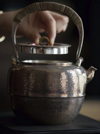 [蔓生敘古x Chingshui Tang] Chūzaburō Knife-Handle Silver Teapot – Japanese-Inspired Handcrafted Silver Teaware with Blade-Inspired Grip