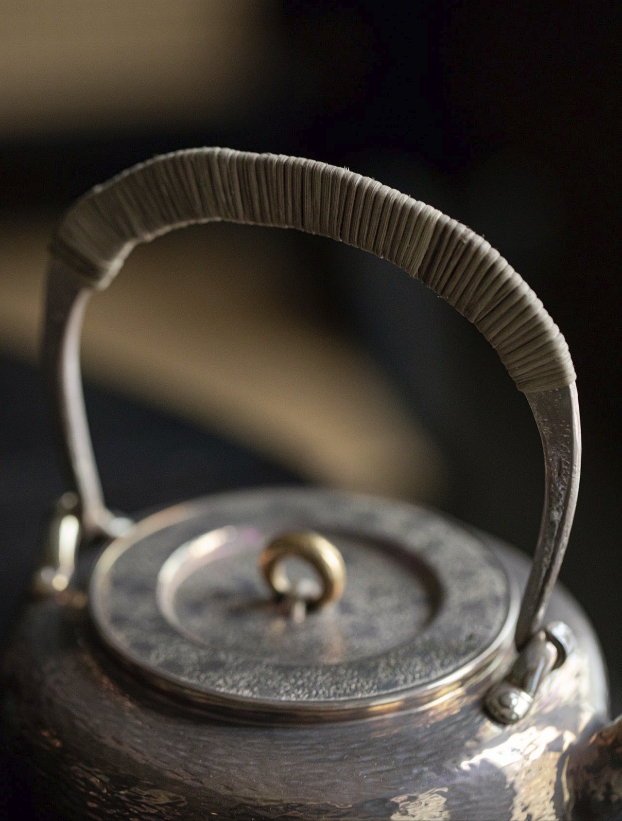 [蔓生敘古x Chingshui Tang] Chūzaburō Knife-Handle Silver Teapot – Japanese-Inspired Handcrafted Silver Teaware with Blade-Inspired Grip