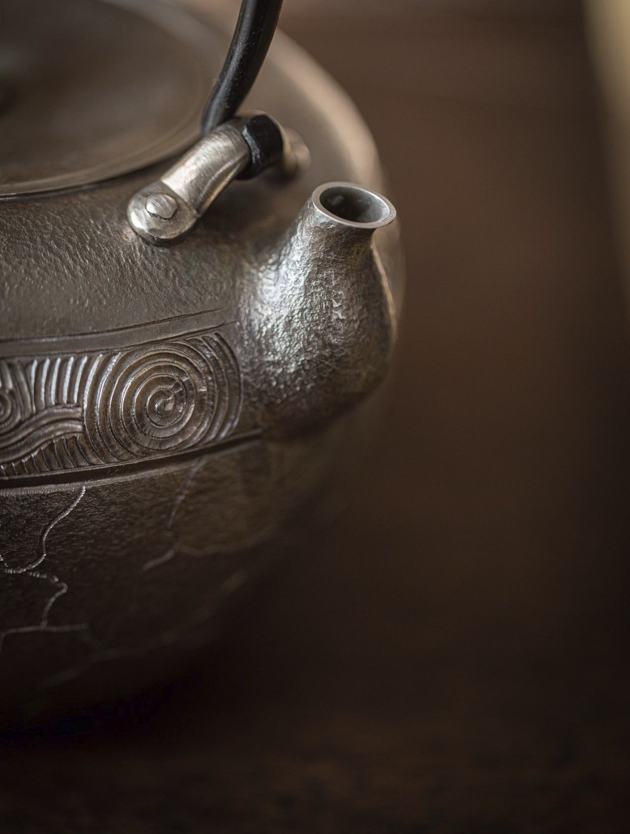 [蔓生敘古x Chingshui Tang] Conch Pattern Silver Teapot – Handcrafted Spiral-Ribbed 9999 Fine Silver Gongfu Teaware