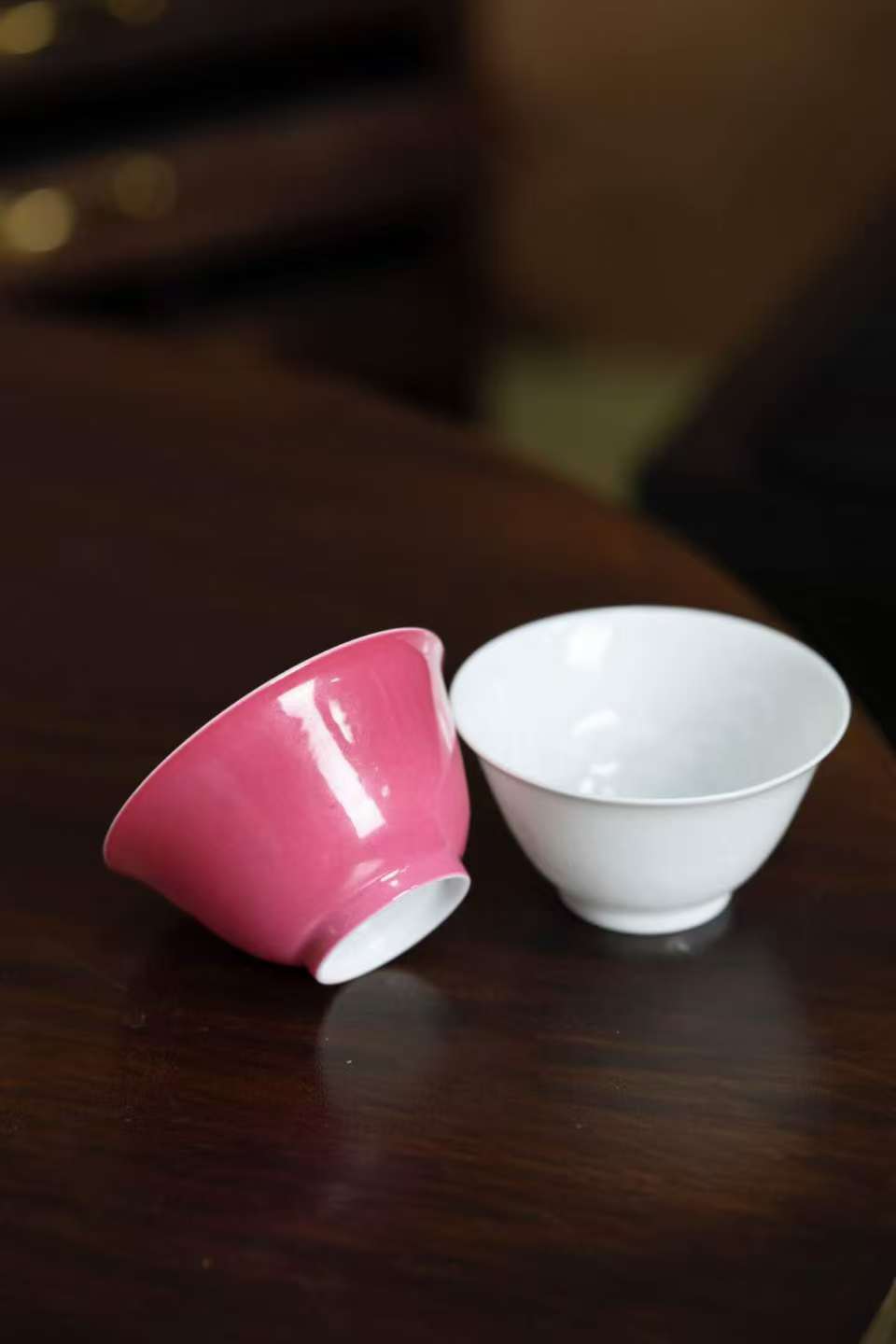 [清本源 x Gohobi Gallery] Inner-Molded Stingray Pattern Small Flared-Rim Cups – Sweet White / Rouge Red (Set of Two)