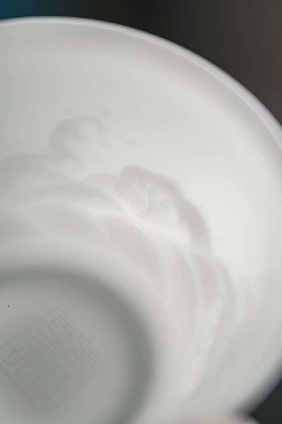 [清本源 x Gohobi Gallery] Inner-Molded Stingray Pattern Small Flared-Rim Cups – Sweet White / Rouge Red (Set of Two)