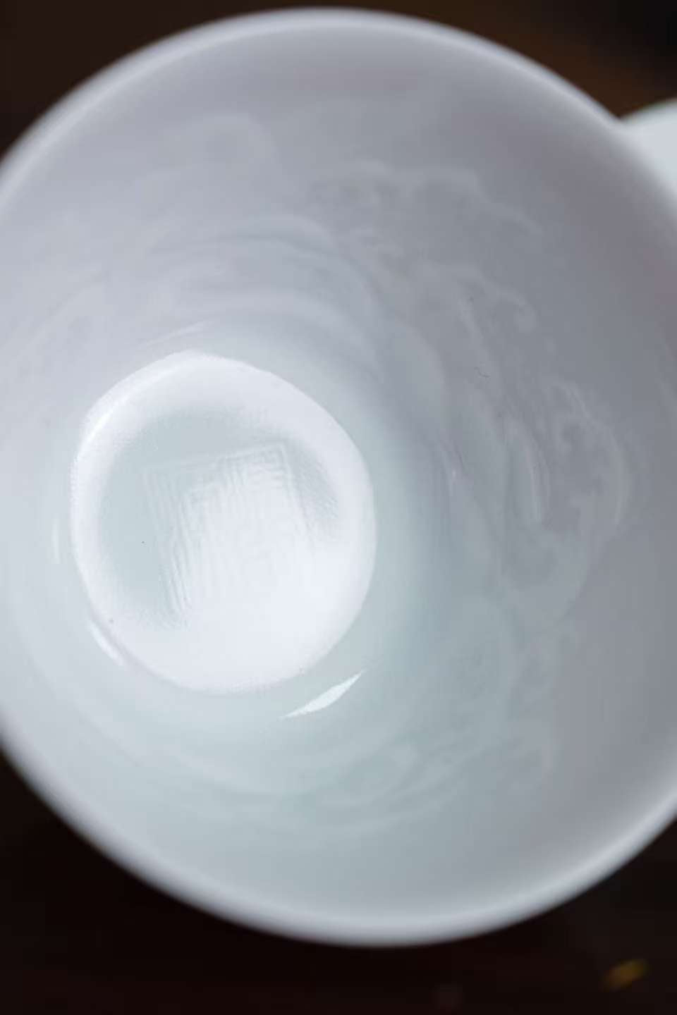 [清本源 x Gohobi Gallery] Inner-Molded Stingray Pattern Small Flared-Rim Cups – Sweet White / Rouge Red (Set of Two)