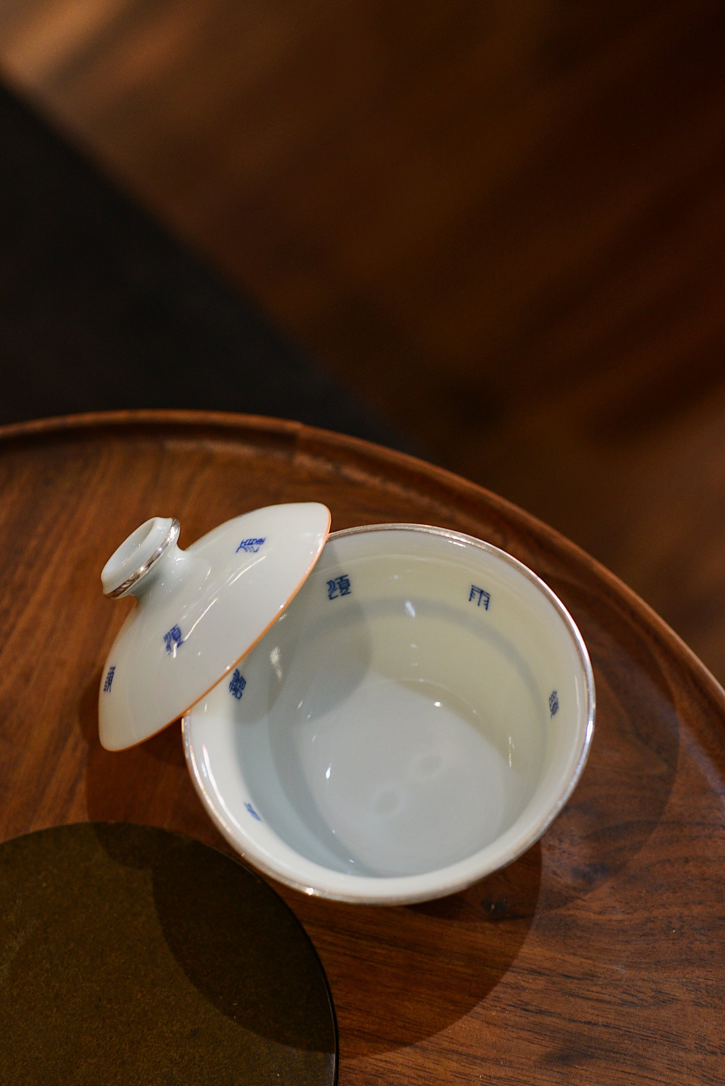 [蔓生敘古x Chingshui Tang] Wood-Fired Kiln Blue and White “Shun” 順 Character Gaiwan – Thin-Walled Porcelain with Silver Rim and Handwritten Calligraphy