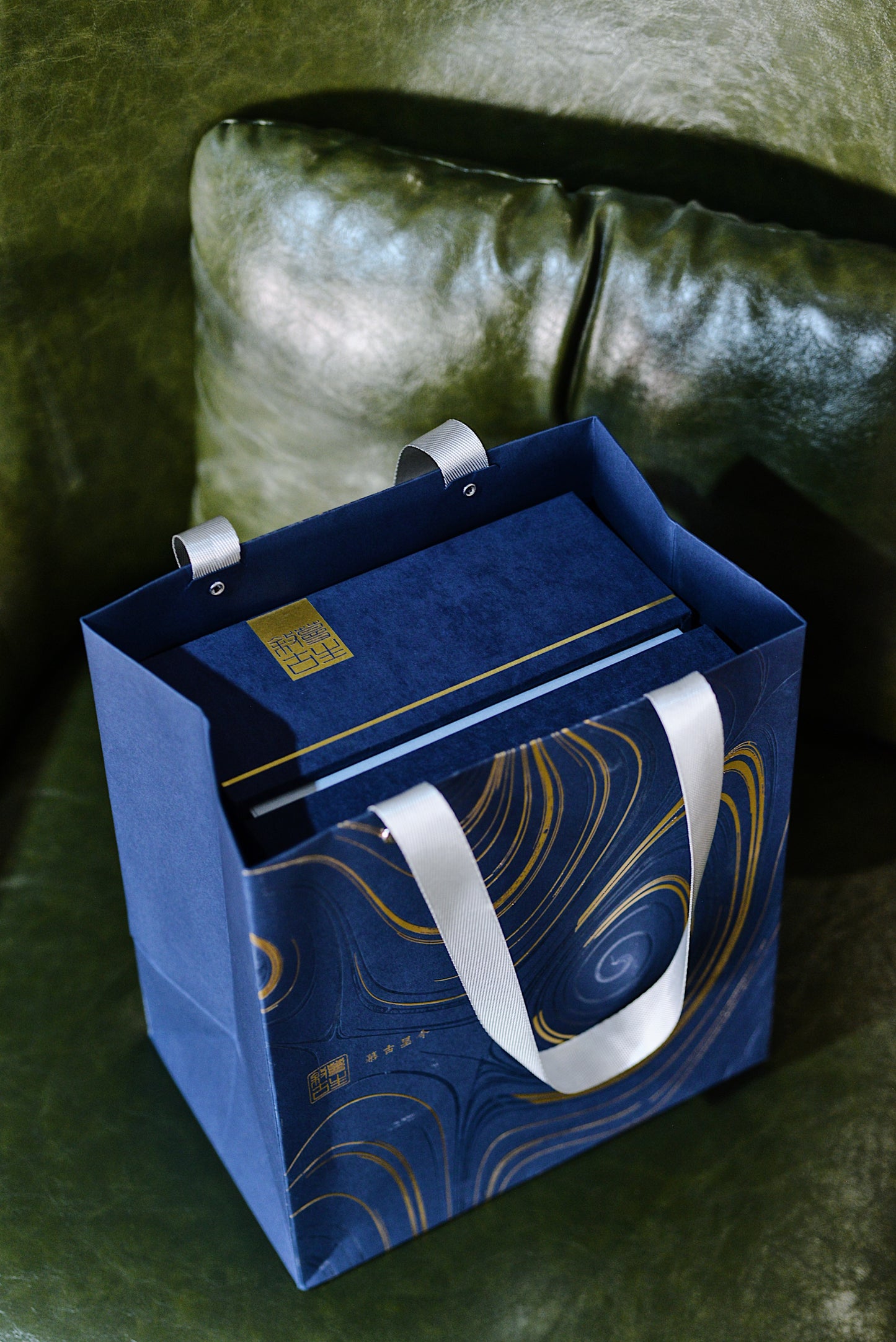 [蔓生敘古x Chingshui Tang] Wood-Fired Kiln Blue and White “Shun” 順 Character Gaiwan – Thin-Walled Porcelain with Silver Rim and Handwritten Calligraphy