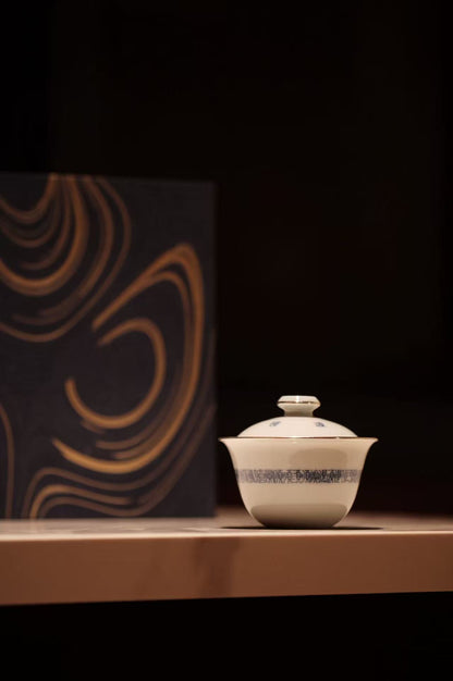 [蔓生敘古x Chingshui Tang] Wood-Fired Kiln Blue and White “Shun” 順 Character Gaiwan – Thin-Walled Porcelain with Silver Rim and Handwritten Calligraphy