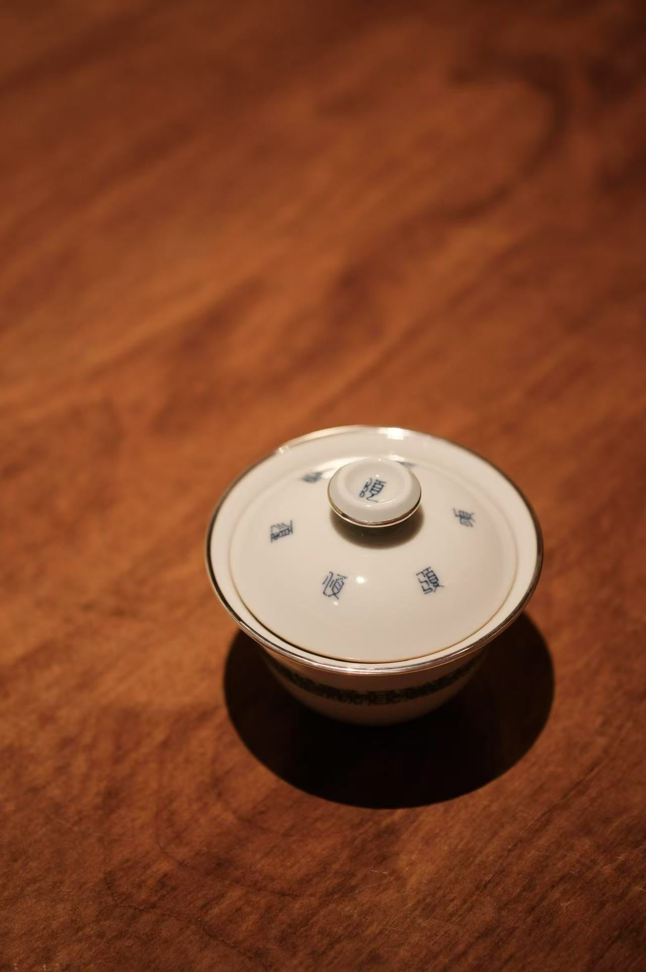 [蔓生敘古x Chingshui Tang] Wood-Fired Kiln Blue and White “Shun” 順 Character Gaiwan – Thin-Walled Porcelain with Silver Rim and Handwritten Calligraphy