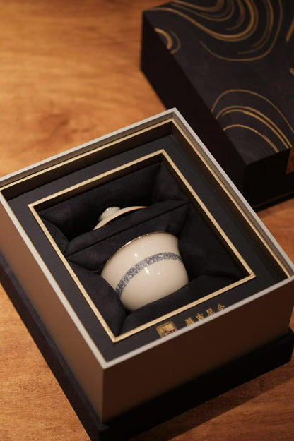 [蔓生敘古x Chingshui Tang] Wood-Fired Kiln Blue and White “Shun” 順 Character Gaiwan – Thin-Walled Porcelain with Silver Rim and Handwritten Calligraphy