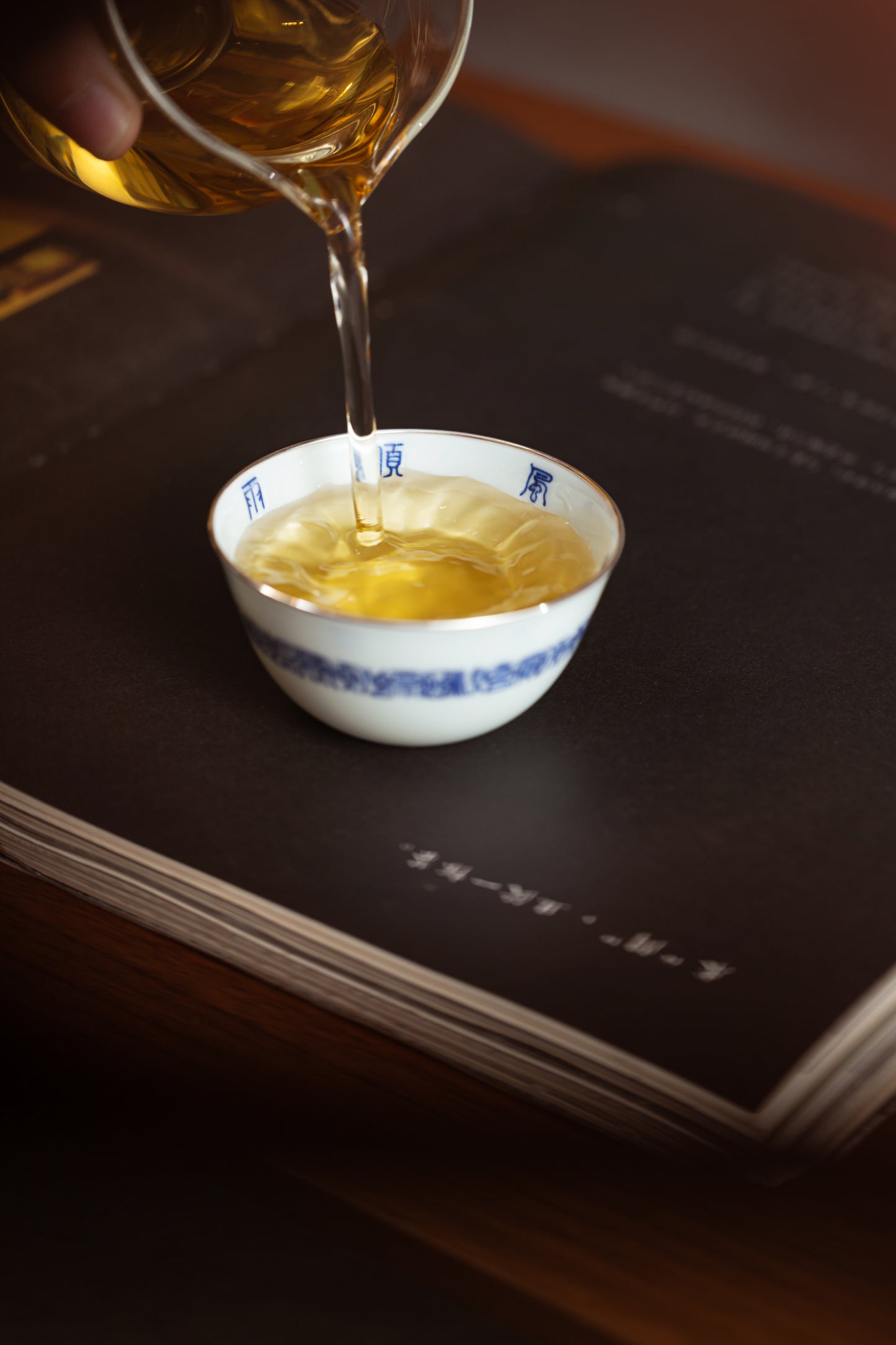 [蔓生敘古x Chingshui Tang] Wood-Fired Kiln Blue and White “Shun”順 Character Cup – Hand-Painted Gongfu Master Teacup