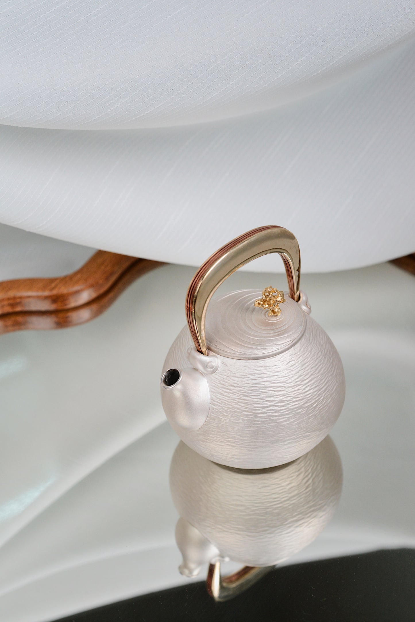[蔓生敘古x Chingshui Tang]  "Zhe Yue" Silver Teapot – 150ml Handcrafted Silver & Copper Teaware with Moon Handle and Engraved River Pattern