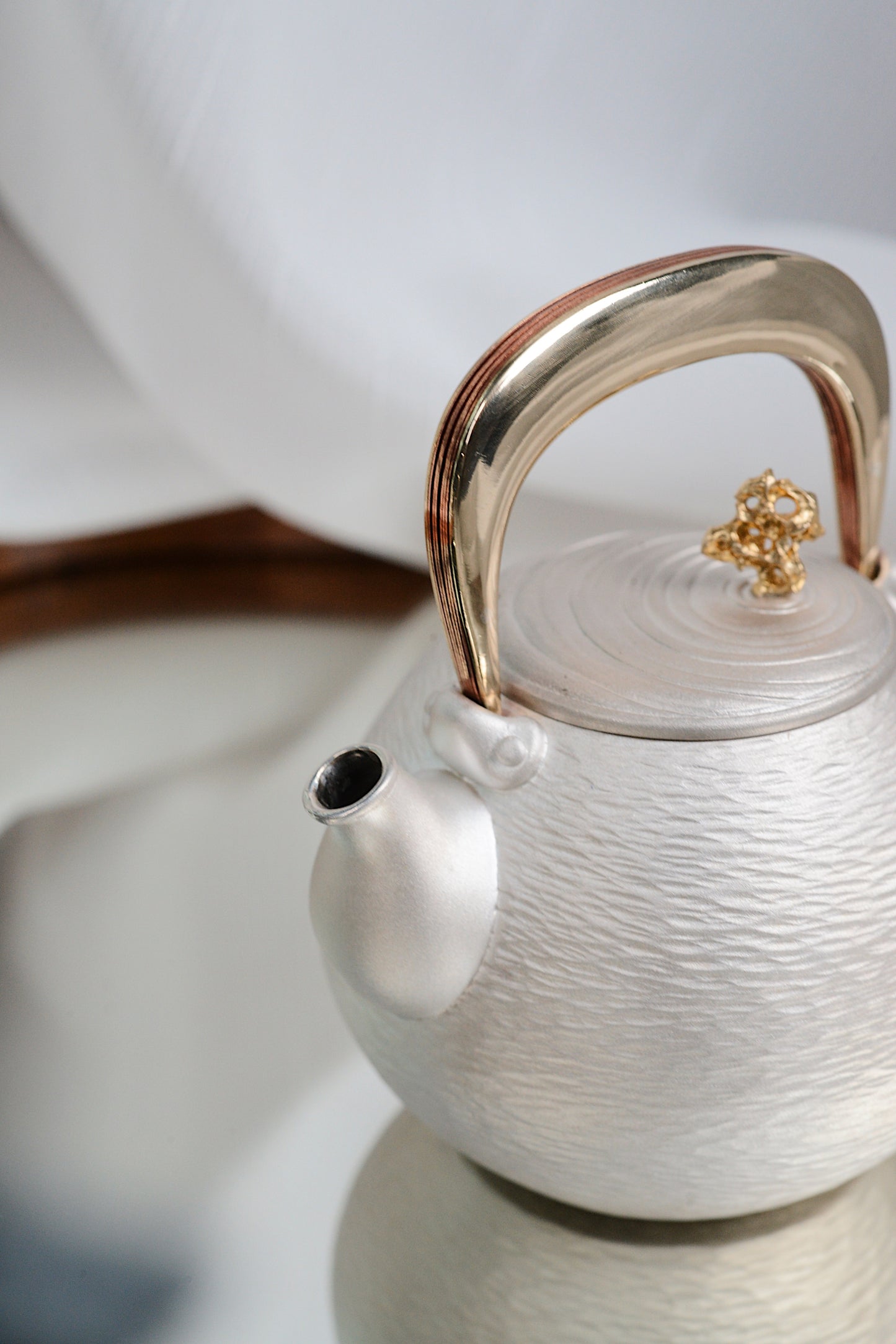 [蔓生敘古x Chingshui Tang]  "Zhe Yue" Silver Teapot – 150ml Handcrafted Silver & Copper Teaware with Moon Handle and Engraved River Pattern