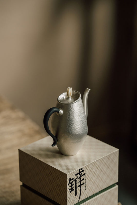 [蔓生敘古x Chingshui Tang] "Magnolia" Silver Teapot – 200ml Hand-Hammered 9999 Fine Silver with Sandalwood Handle and Carved Bone Magnolia Lid Knob