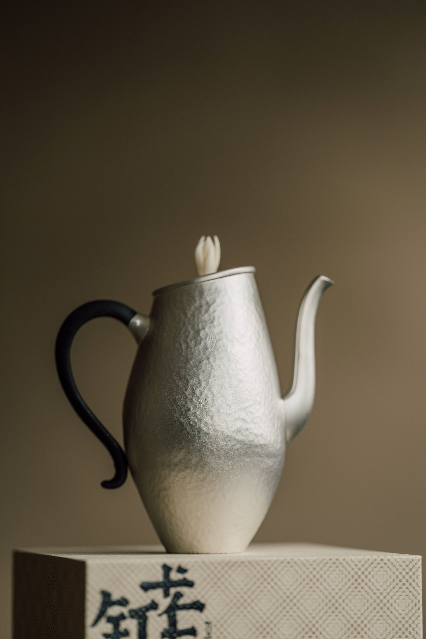 [蔓生敘古x Chingshui Tang] "Magnolia" Silver Teapot – 200ml Hand-Hammered 9999 Fine Silver with Sandalwood Handle and Carved Bone Magnolia Lid Knob